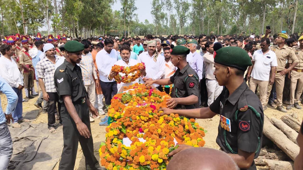 श्रद्धांजलि देते नेता