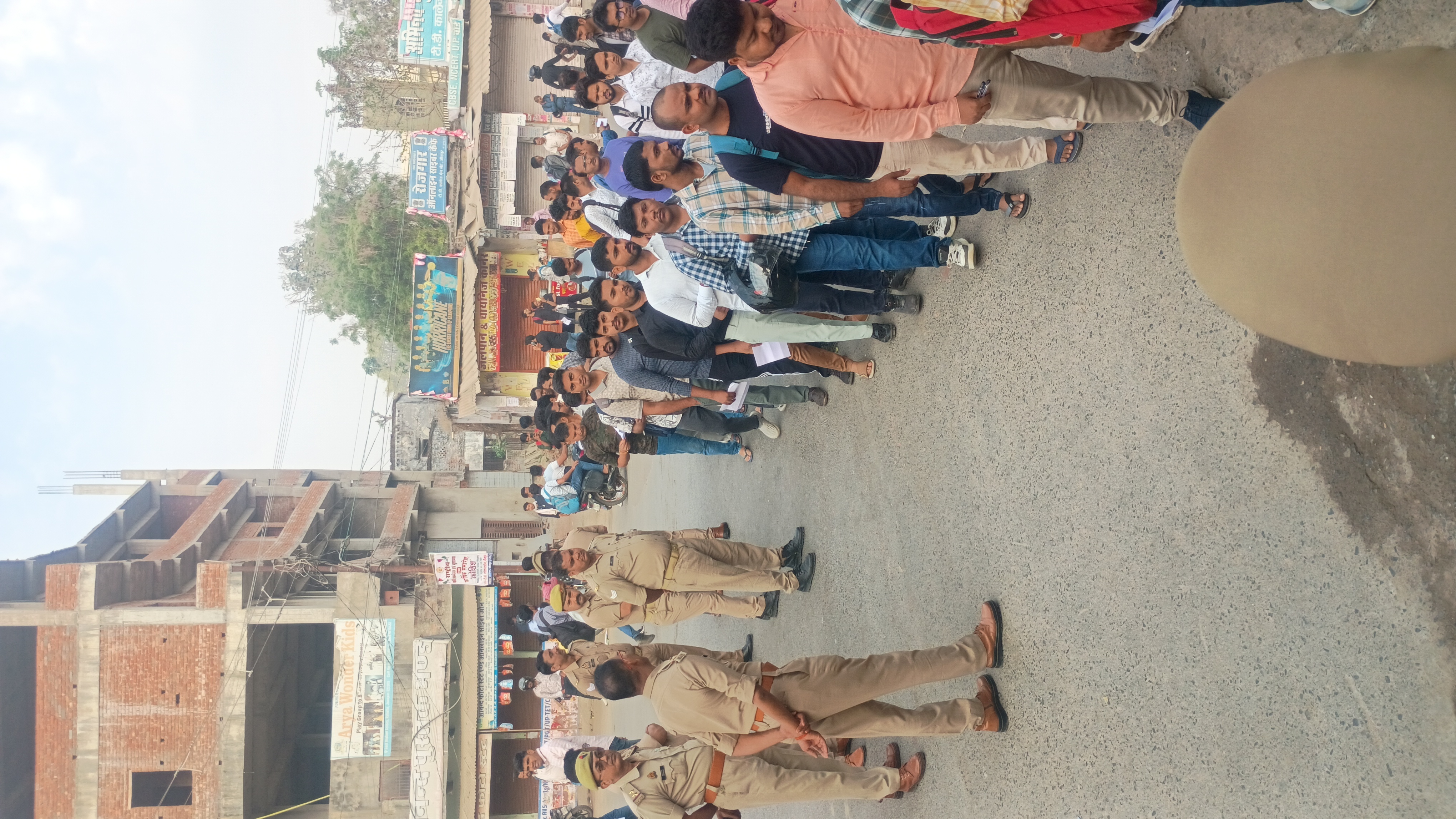 पुलिस भर्ती परीक्षा केंद्र पर लगी लंबी लाइन पुलिस भर्ती परीक्षा केंद्र पर लगी लंबी लाइन