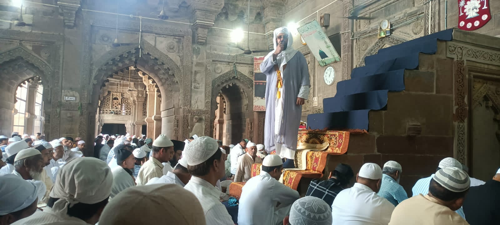 जुम्मे की नमाज अदा करते हुए नमाजी