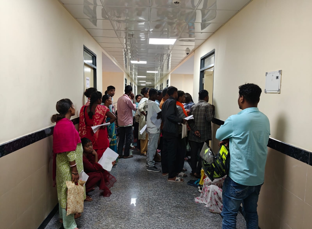 मरीजों को फर्श पर ही सलाइन चढ़ाया जा रहा