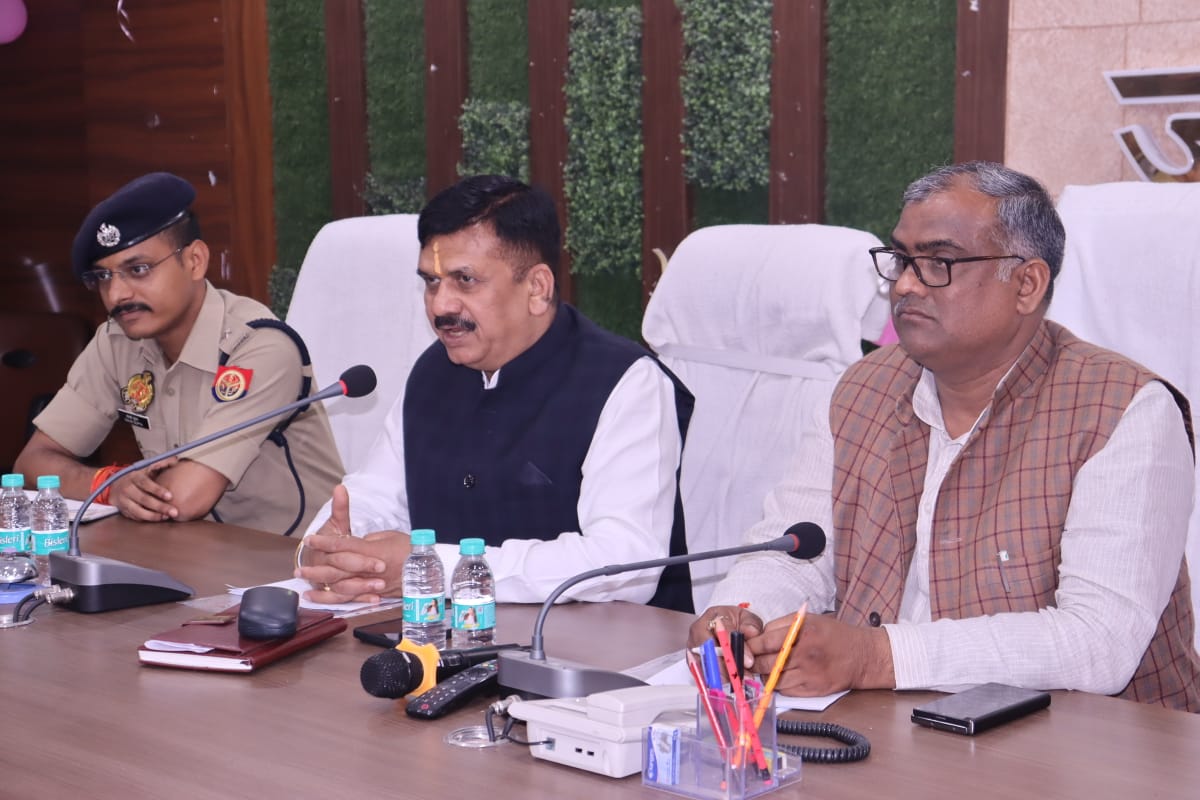 जौनपुर महोत्सव की तैयारी को लेकर बैठक करते हुए राज्य मंत्री गिरीश चंद्र यादव जिलाधिकारी डॉ दिनेश चंद्र जौनपुर महोत्सव की तैयारी को लेकर बैठक करते हुए राज्य मंत्री गिरीश चंद्र यादव जिलाधिकारी डॉ दिनेश चंद्र