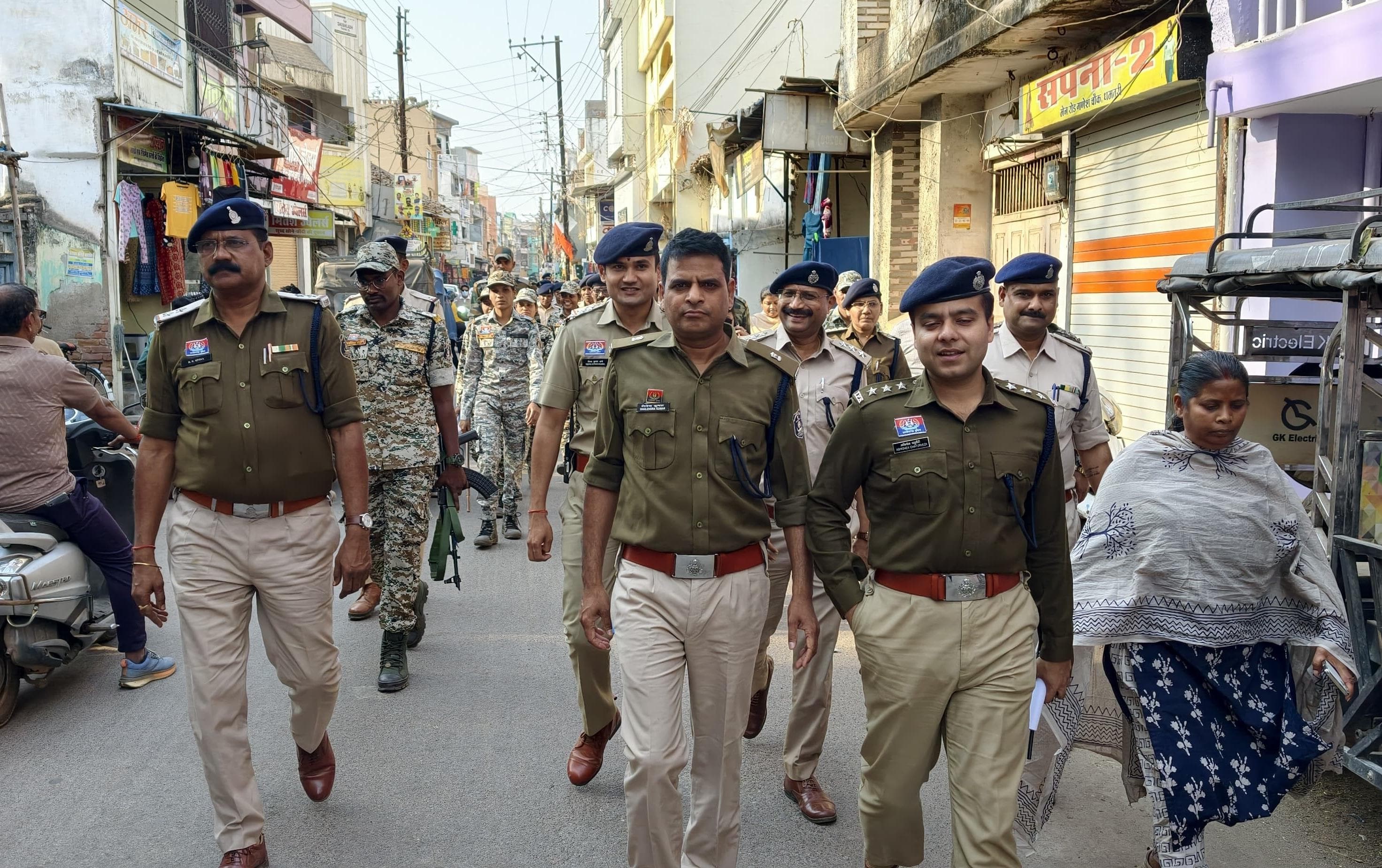 शहर के प्रमुख मार्गाें में पैदल मार्च करते पुलिस व प्रशासन के अधिकारी व पुलिस जवान। शहर के प्रमुख मार्गाें में पैदल मार्च करते पुलिस व प्रशासन के अधिकारी व पुलिस जवान।