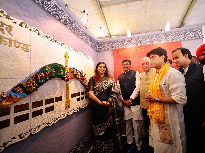 प्रदर्शनियों का अवलोकन करते हुए अतिथि प्रदर्शनियों का अवलोकन करते हुए अतिथि