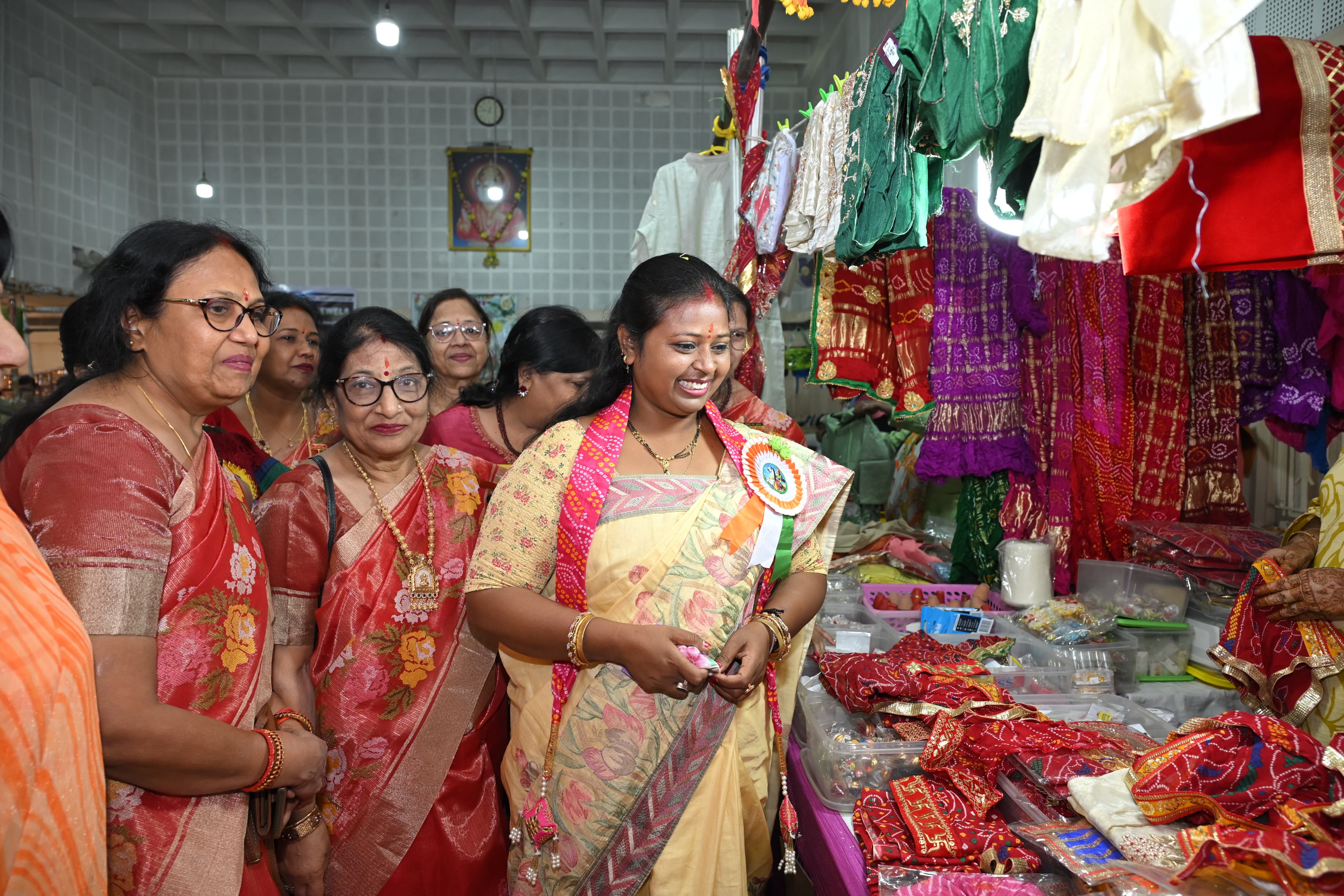 स्टॉल का निरीक्षण करते