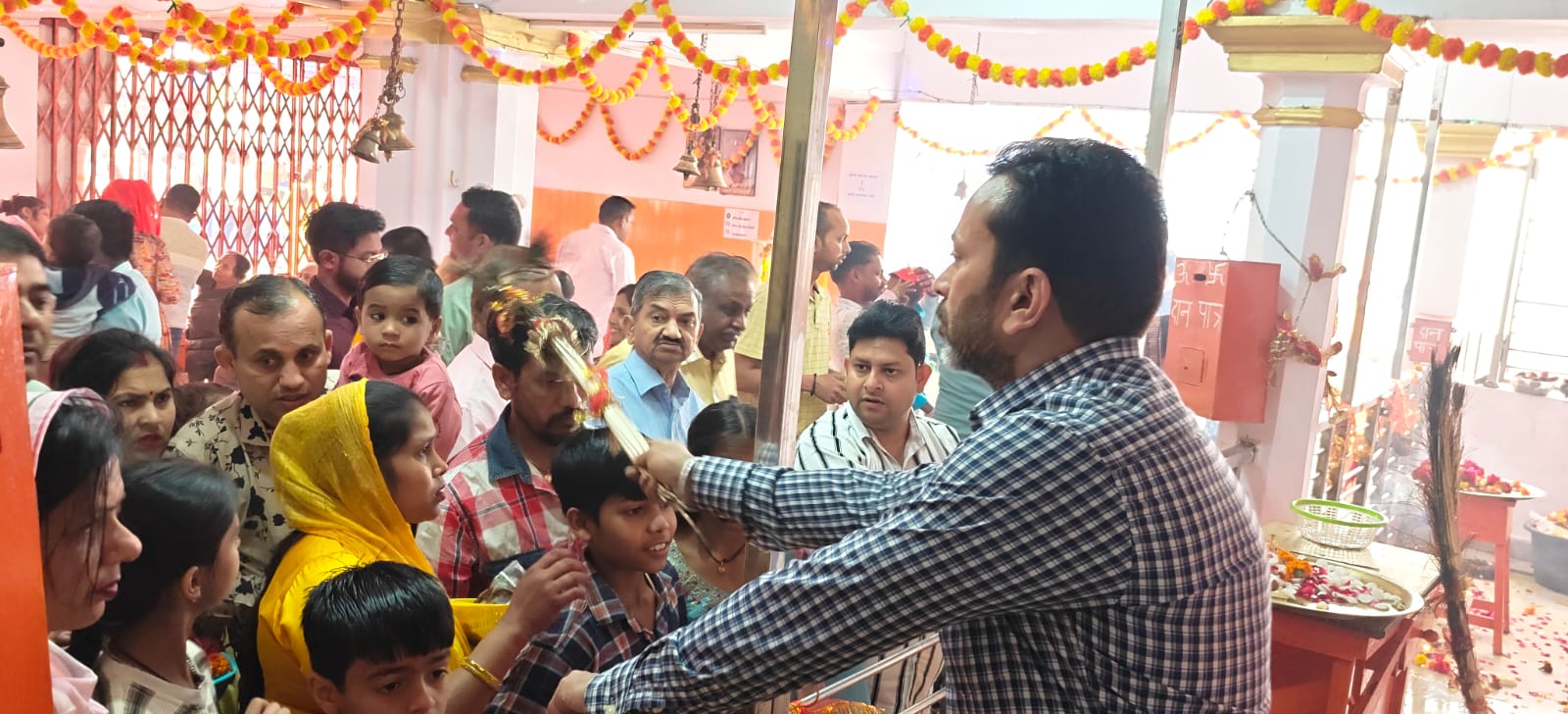 श्री हुलका देवी माता मंदिर में बसौड़ा मेले में माैजूद श्रद्धालु।