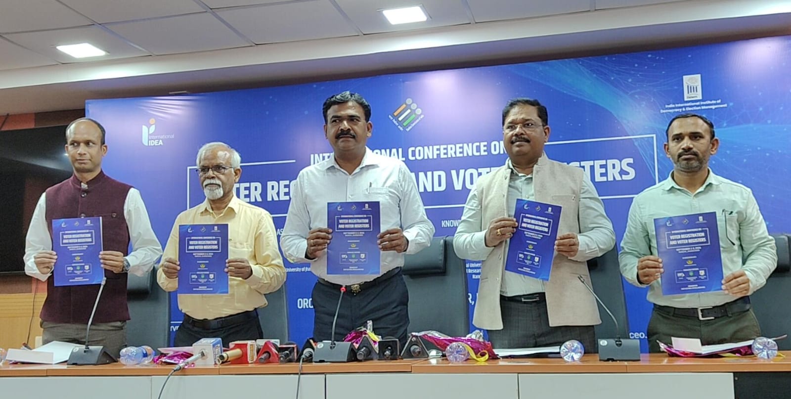 प्रेस वार्ता की तस्वीर