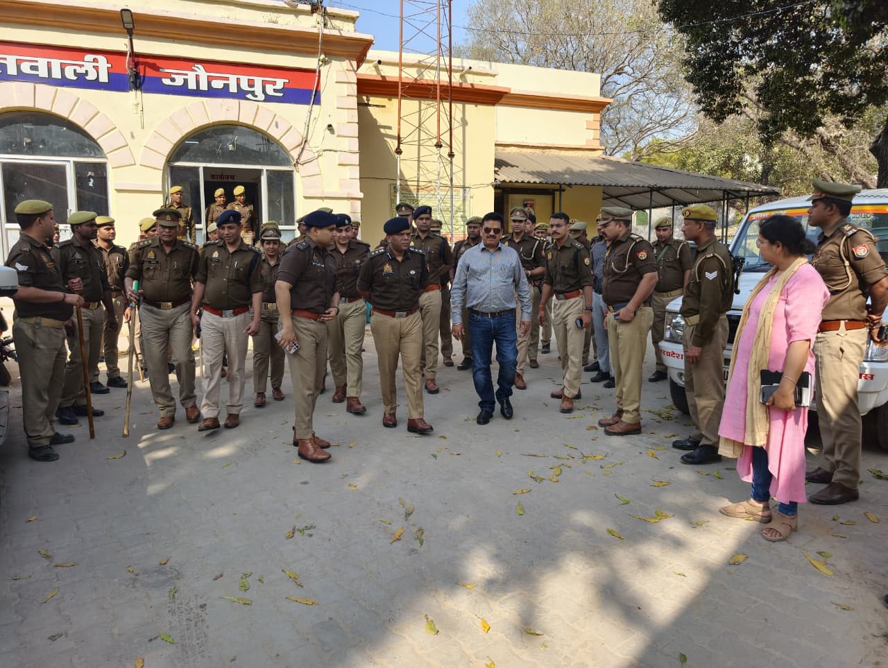त्योहारों के मध्य नजर कोतवाली परिसर में जमा पुलिसकर्मियों को आवश्यक दिशा निर्देश देते हुए जिलाधिकारी और पुलिस अधीक्षक कुंवर अनुपम सिंह त्योहारों के मध्य नजर कोतवाली परिसर में जमा पुलिसकर्मियों को आवश्यक दिशा निर्देश देते हुए जिलाधिकारी और पुलिस अधीक्षक कुंवर अनुपम सिंह