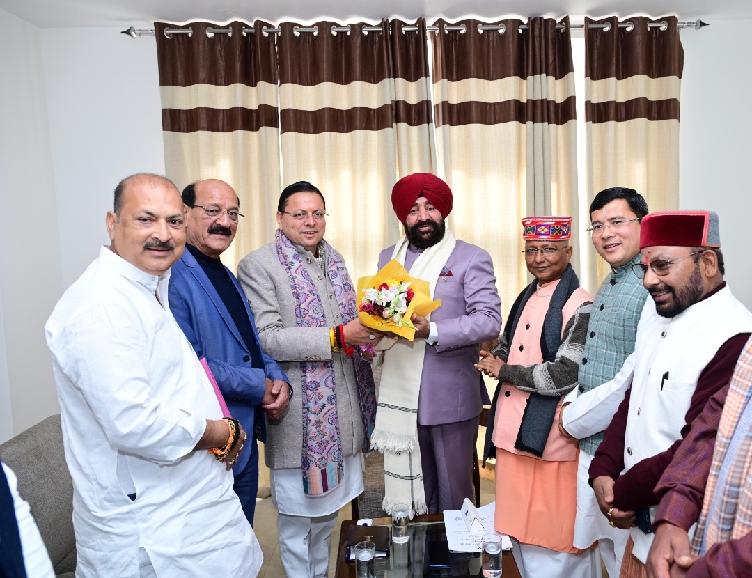 मुख्यमंत्री राज्यपाल से भेंट करते।