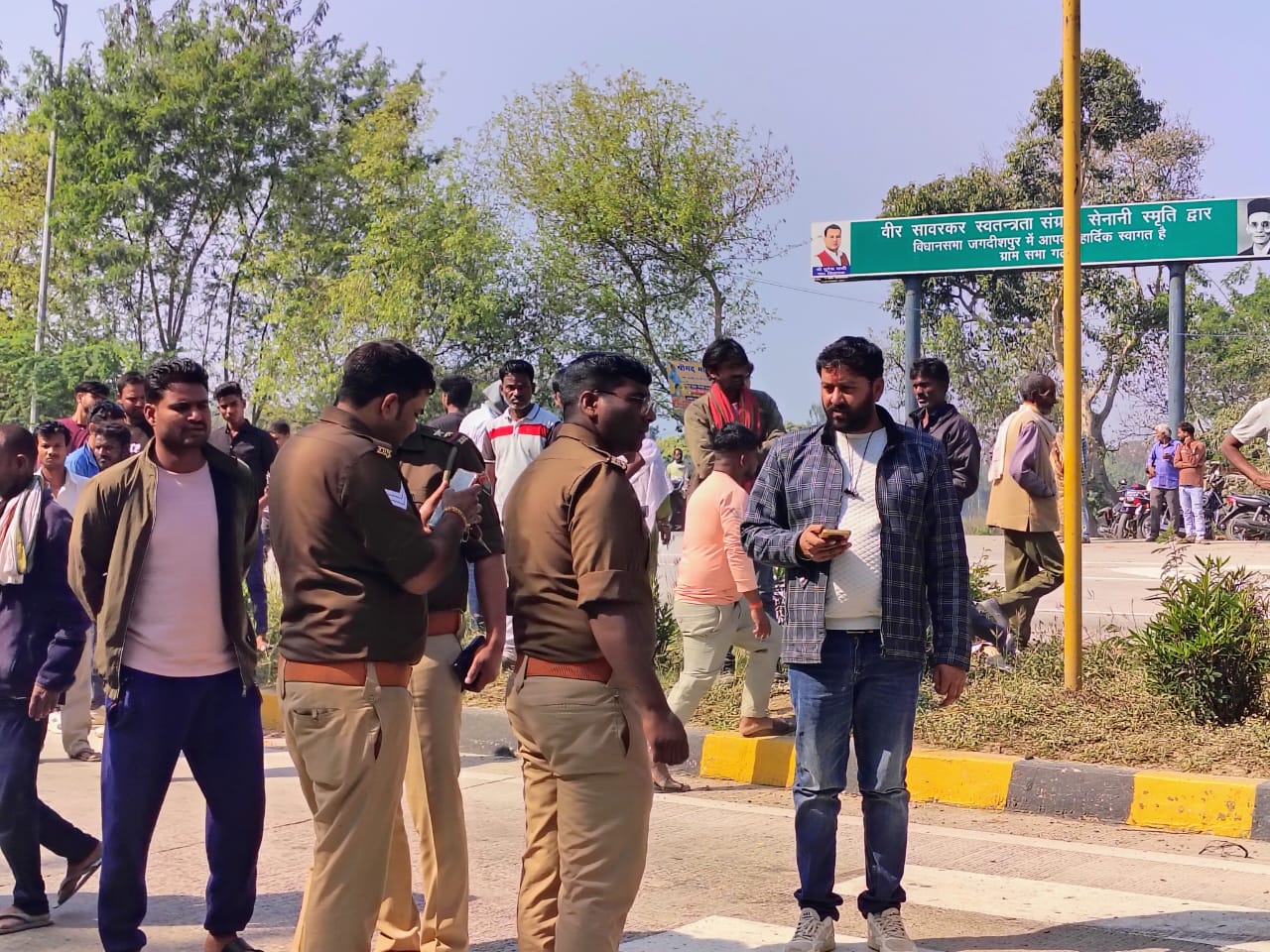 मौके पर पहुंची पुलिस की फोटो मौके पर पहुंची पुलिस की फोटो