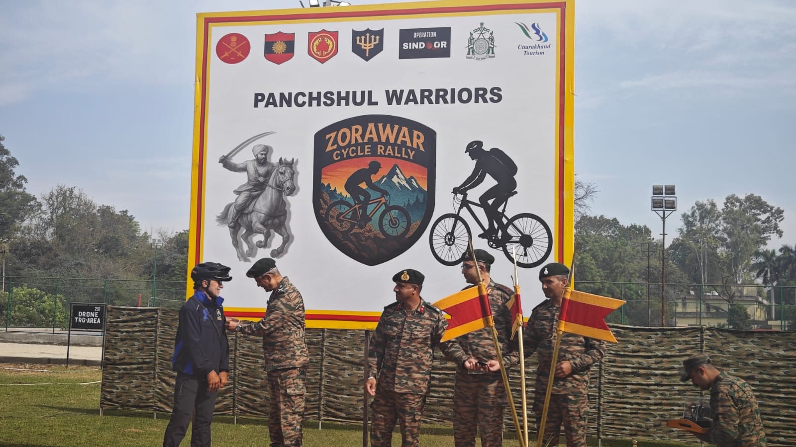 बरेली से लिपुलेख दर्रे के लिए रवाना हुई ‘जोरावर साइकिल रैली’ को हरी झंडी दिखाकर रवाना करते सेना के अधिकारी।