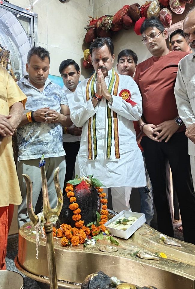 उप मुख्यमंत्री शुक्ल ने मनकामेश्वर मंदिर में की पूजा