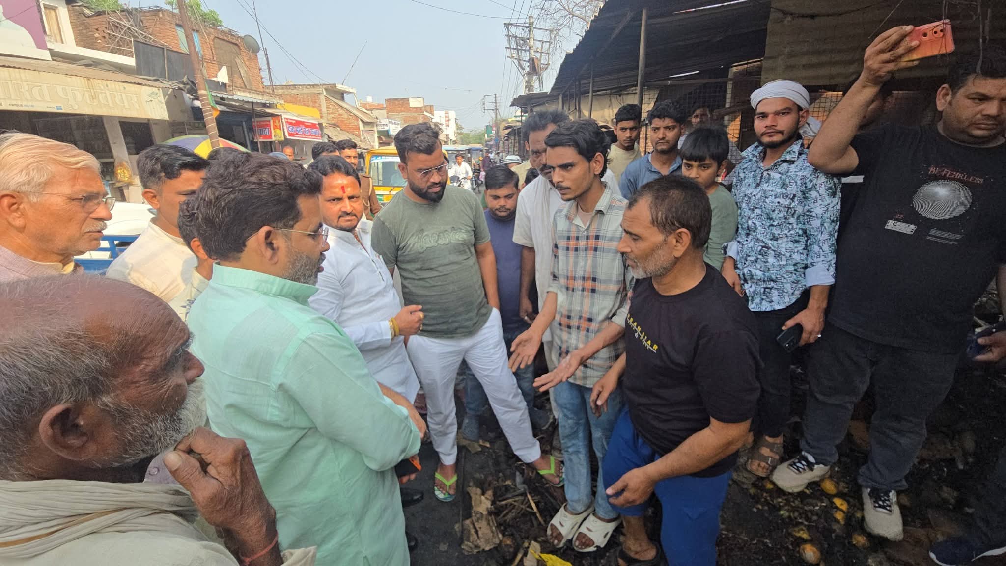 पीड़ितों से मुलाकात करते भाजपा जिलाध्यक्ष व पालिका अध्यक्ष प्रतिनिधि