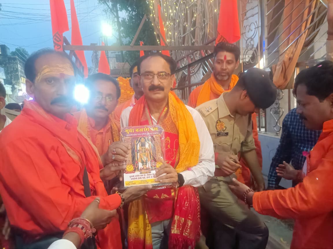 राम नवमी शोभा यात्रा पर समिति द्वारा सिटी मजिस्ट्रेट इंद्र नंदन सिंह को सम्मानित करते हुए राम नवमी शोभा यात्रा पर समिति द्वारा सिटी मजिस्ट्रेट इंद्र नंदन सिंह को सम्मानित करते हुए