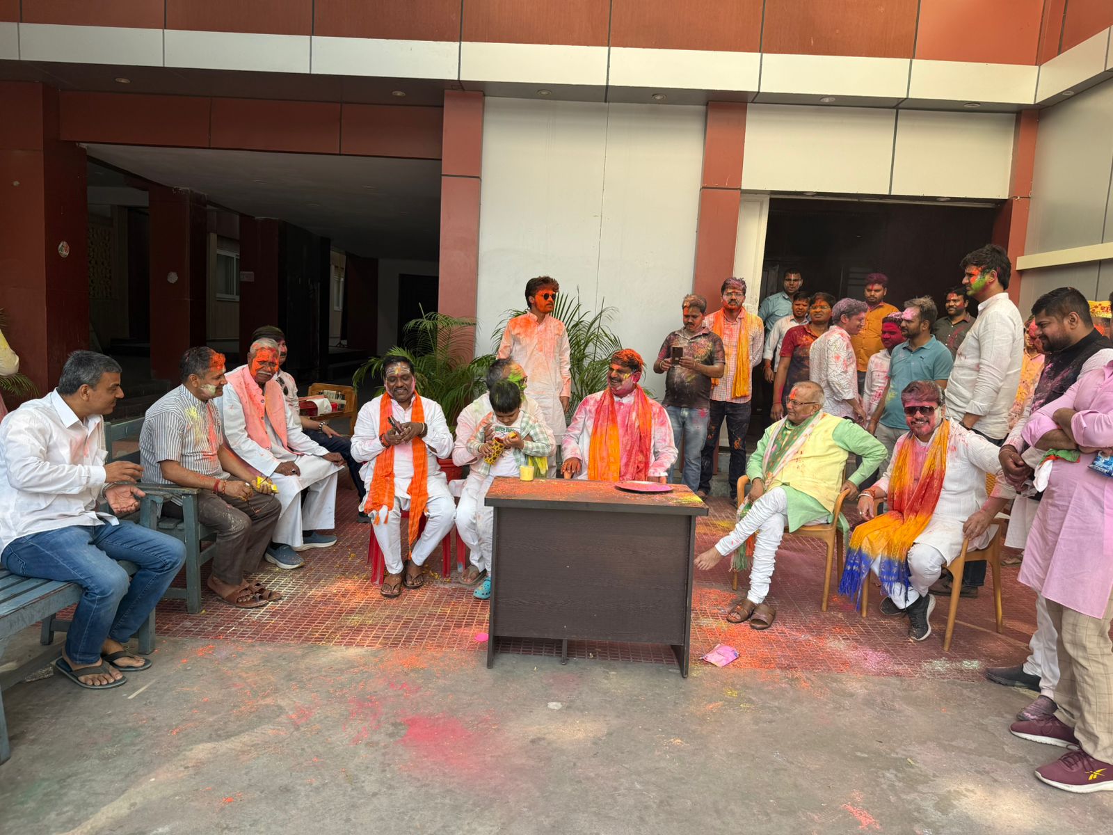 जश्न मनाते हाेली के रंग में रगे लाेग।