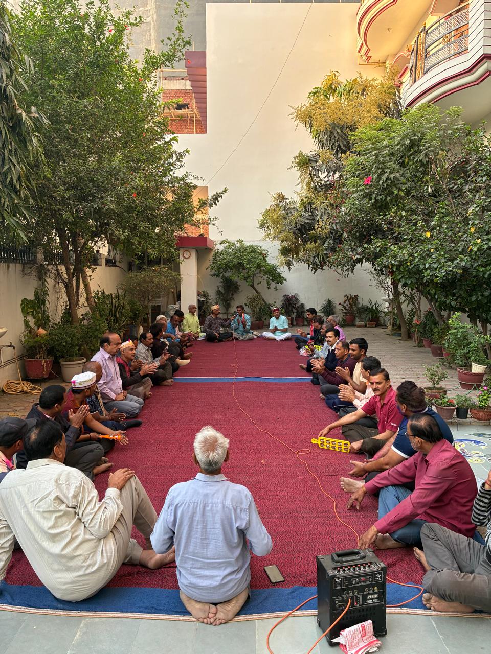 जश्न मनाते हाेली के रंग में रगे लाेग।