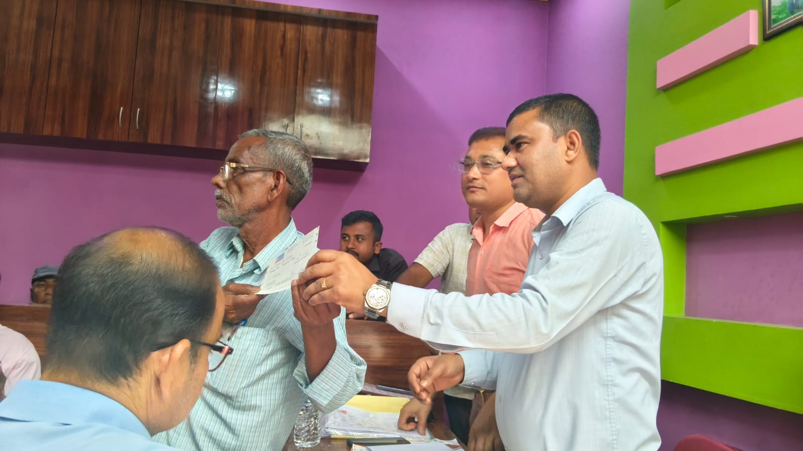 फकीराग्राम में वरिष्ठ नागरिकों को आर्थिक सहायता के चेक वितरित।