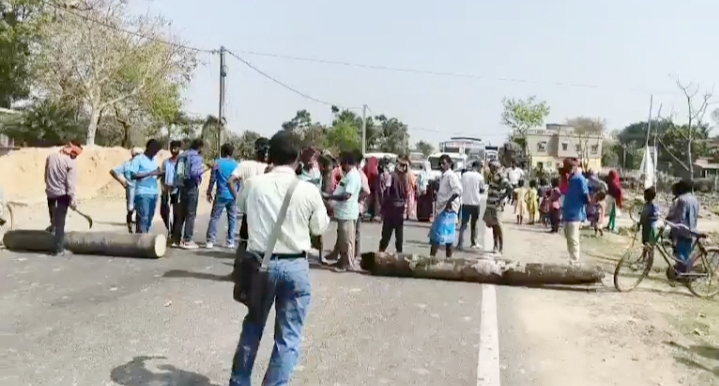 नानुर में अवरोध करते जनजातीय समूह नानुर में अवरोध करते जनजातीय समूह