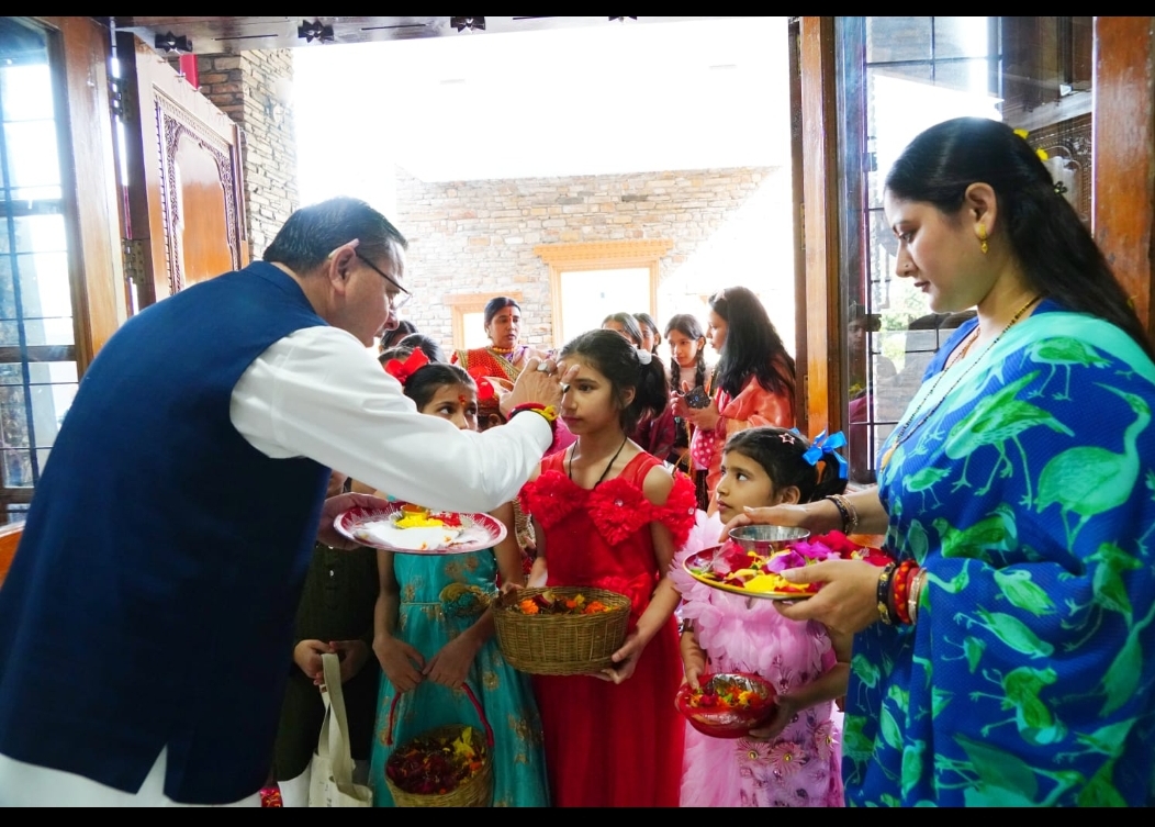 मुख्यमंत्री पुष्कर सिंह धामी मुख्यमंत्री आवास में फूलदेई पर्व मनाते हुए।