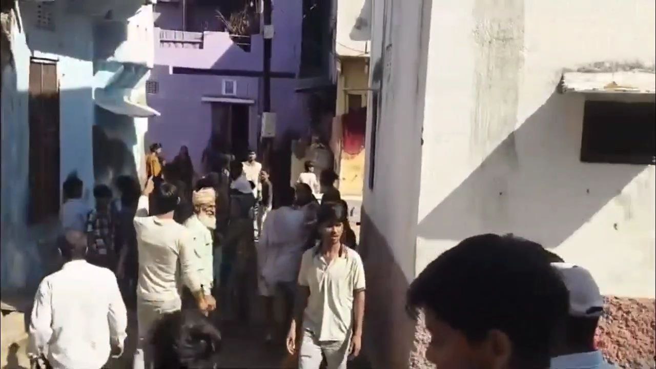 नाली पर पत्थर रखने से भड़का विवाद, मांडल में दो पक्षों में लाठी-भाटा जंग मोचियों की मस्जिद क्षेत्र में मामूली कहासुनी ने लिया बड़ा रूप, कई लोग घायल, पुलिस ने संभाला मोर्चा