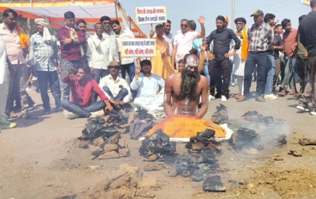 सतं ने प्रदर्शनस्थल पर रमाई धूनी सतं ने प्रदर्शनस्थल पर रमाई धूनी