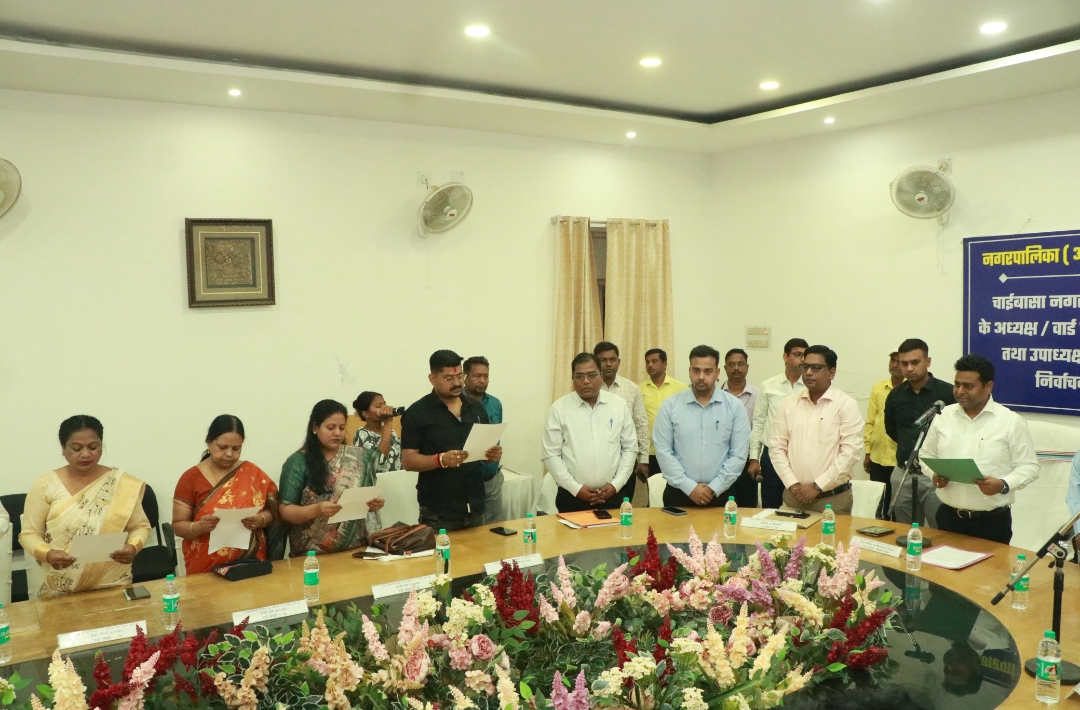 नगर परिषद के अध्यक्ष और पार्षदों को सपथ दिलाते उपयुक्त चंदन कुमार