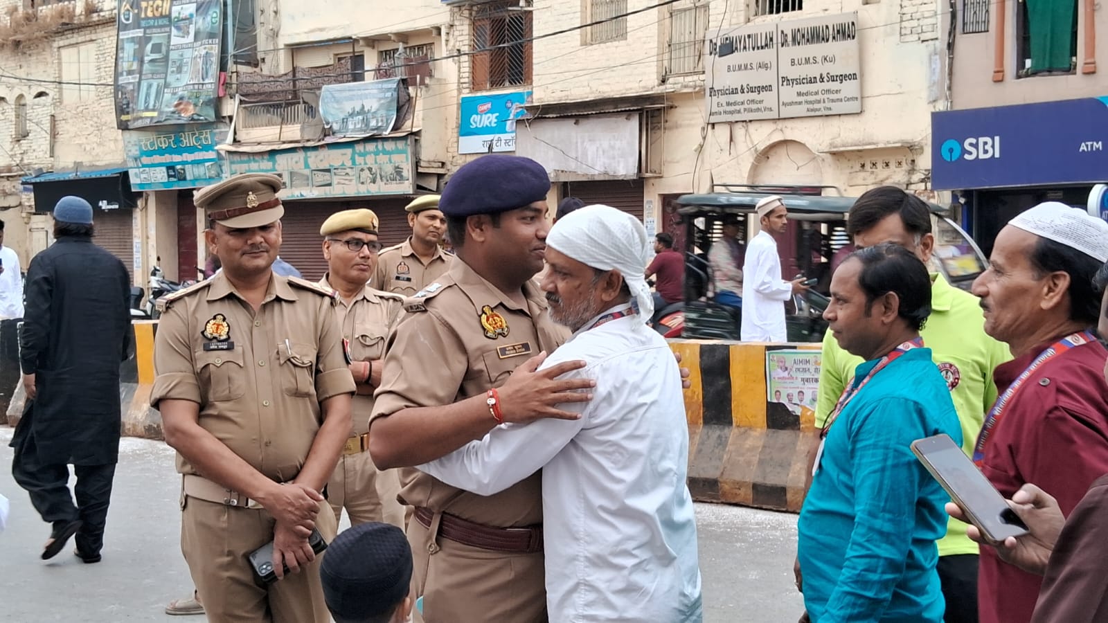 वाराणसी में ईद की नमाज अदा करते मुस्लिम बंधु