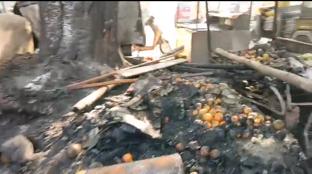 आग से जले दुकान