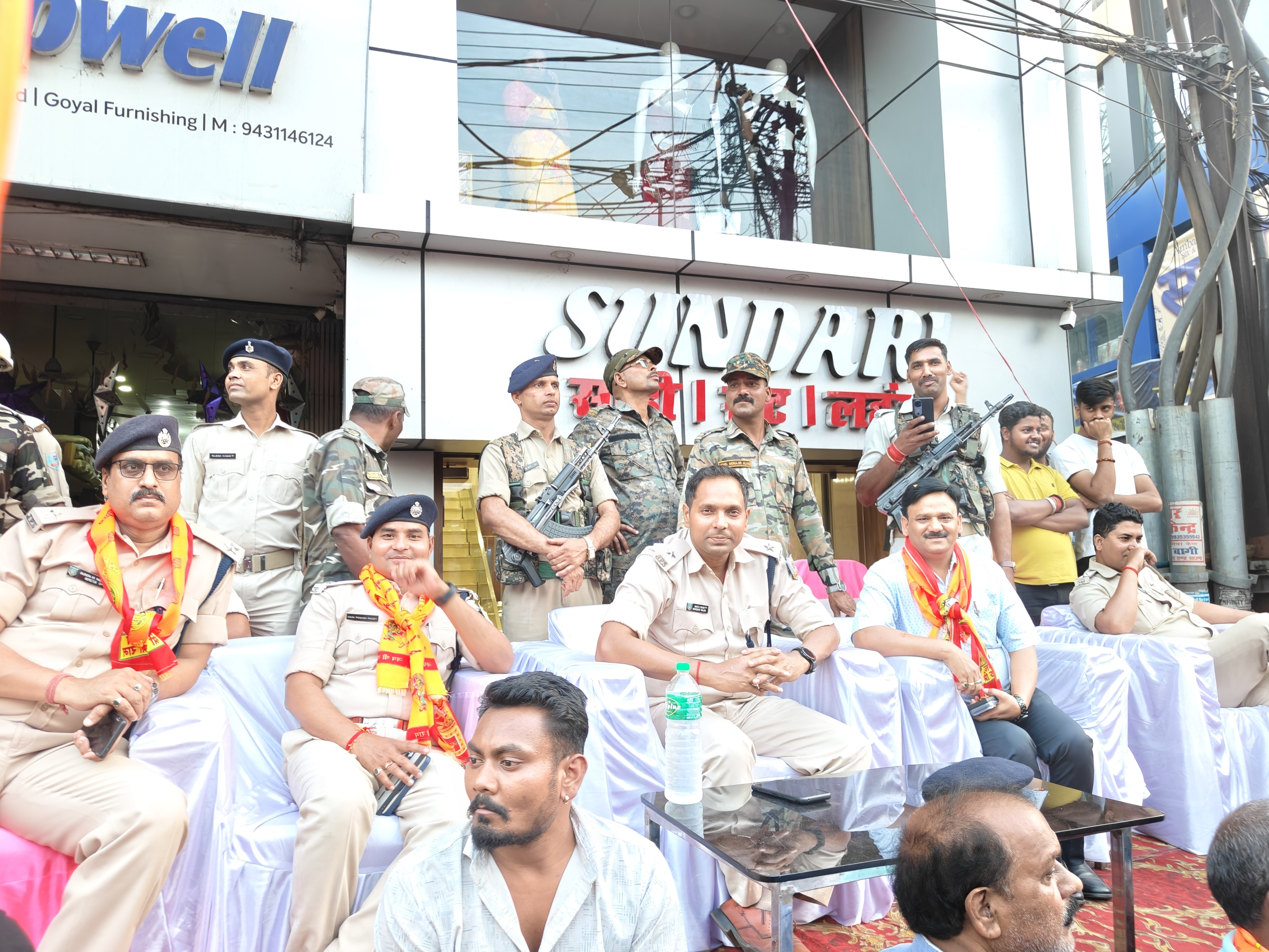 निगरानी करते अधिकारी