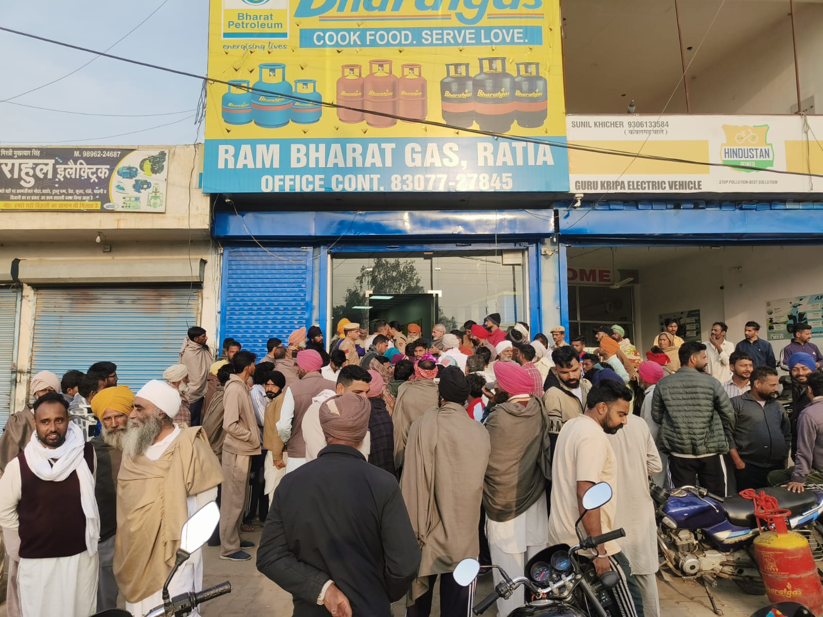 रतिया में एजेंसी के बाहर लगी लाइन।