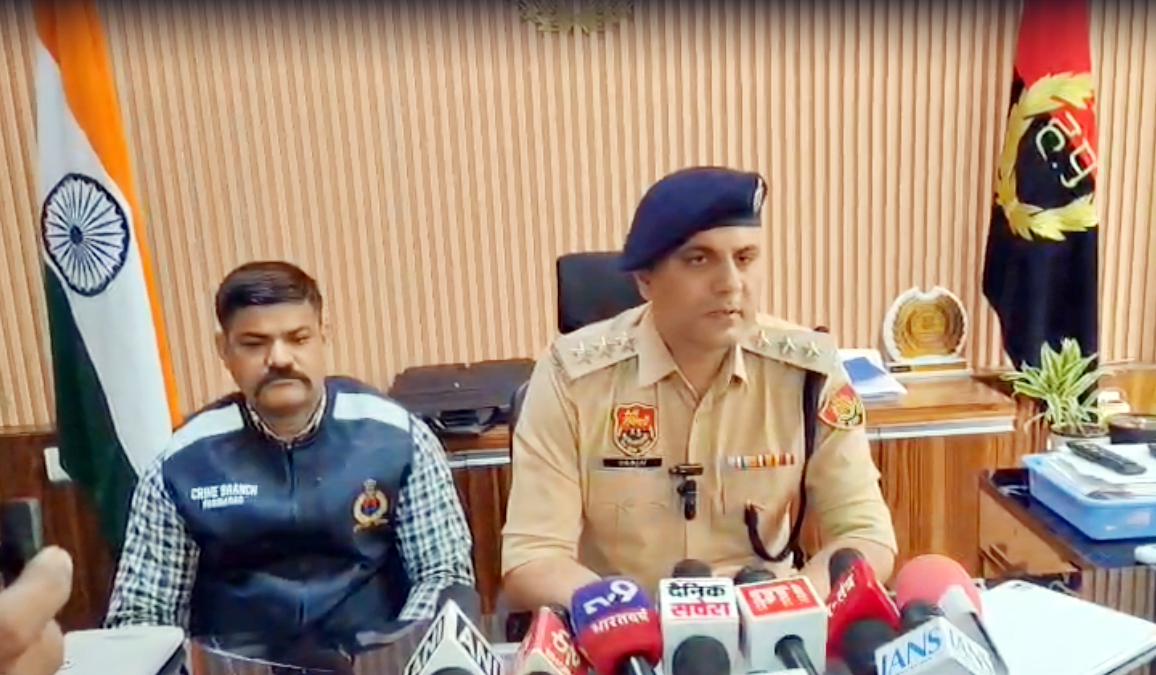 प्रेस वार्ता के दौरान जानकारी देते एसीपी क्राइम वरुण दहिया