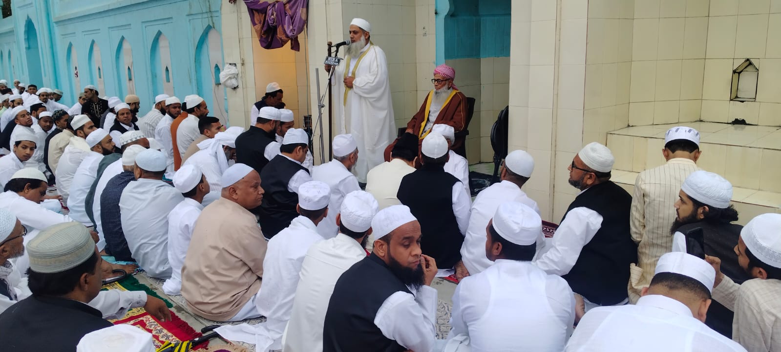 ईदगाह में नमाज अदा कराते नायब शहर इमाम मुफ्ती फहाद अली।