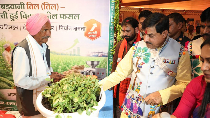 बड़वानी के नागलबाड़ी में कृषि कैबिनेट से पहले प्रदर्शनी का अवलोकन करते हुए मुख्यमंत्री बड़वानी के नागलबाड़ी में कृषि कैबिनेट से पहले प्रदर्शनी का अवलोकन करते हुए मुख्यमंत्री