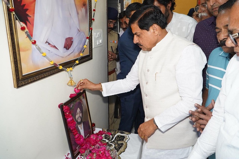 ख्यमंत्री डॉ. यादव ने स्व. गुरकीरत के परिजनों से मिलकर व्यक्त की शोक संवेदना