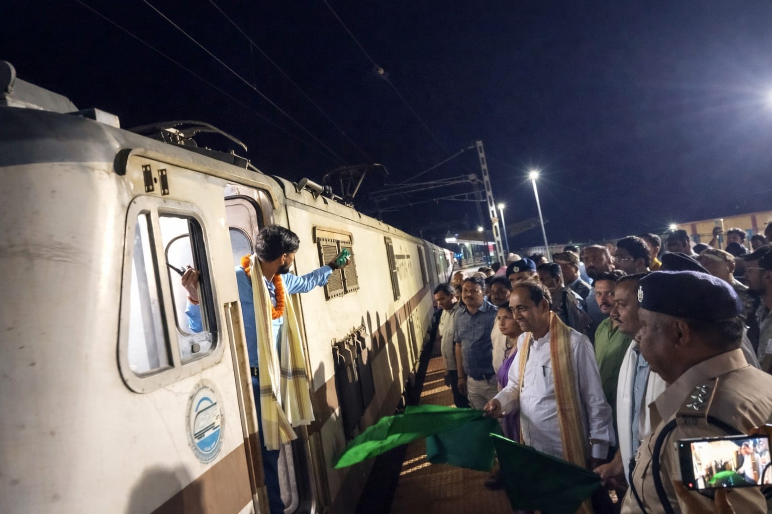 राखामाइंस स्टेशन पर सांसद विद्युत बरन महतो हरि झंडी दिखाते हुए