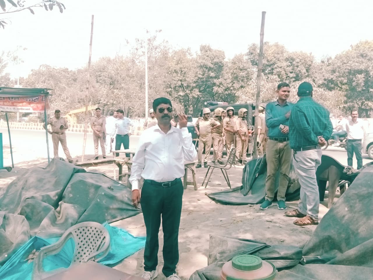 बरेली में आरटीओ कार्यालय के बाहर दलालों और अवैध स्टॉल के खिलाफ परिवहन विभाग और पुलिस द्वारा चलाया गया संयुक्त अभियान, अतिक्रमण हटाते अधिकारी।