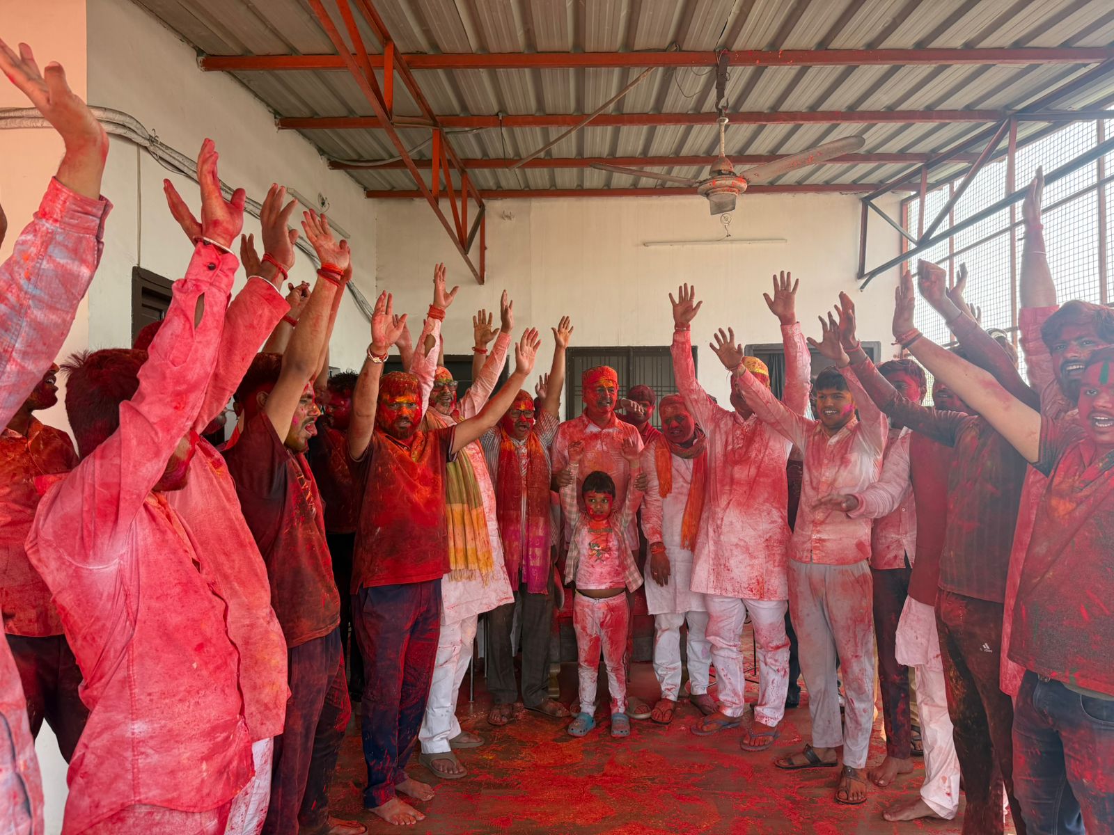 जश्न मनाते हाेली के रंग में रगे लाेग।