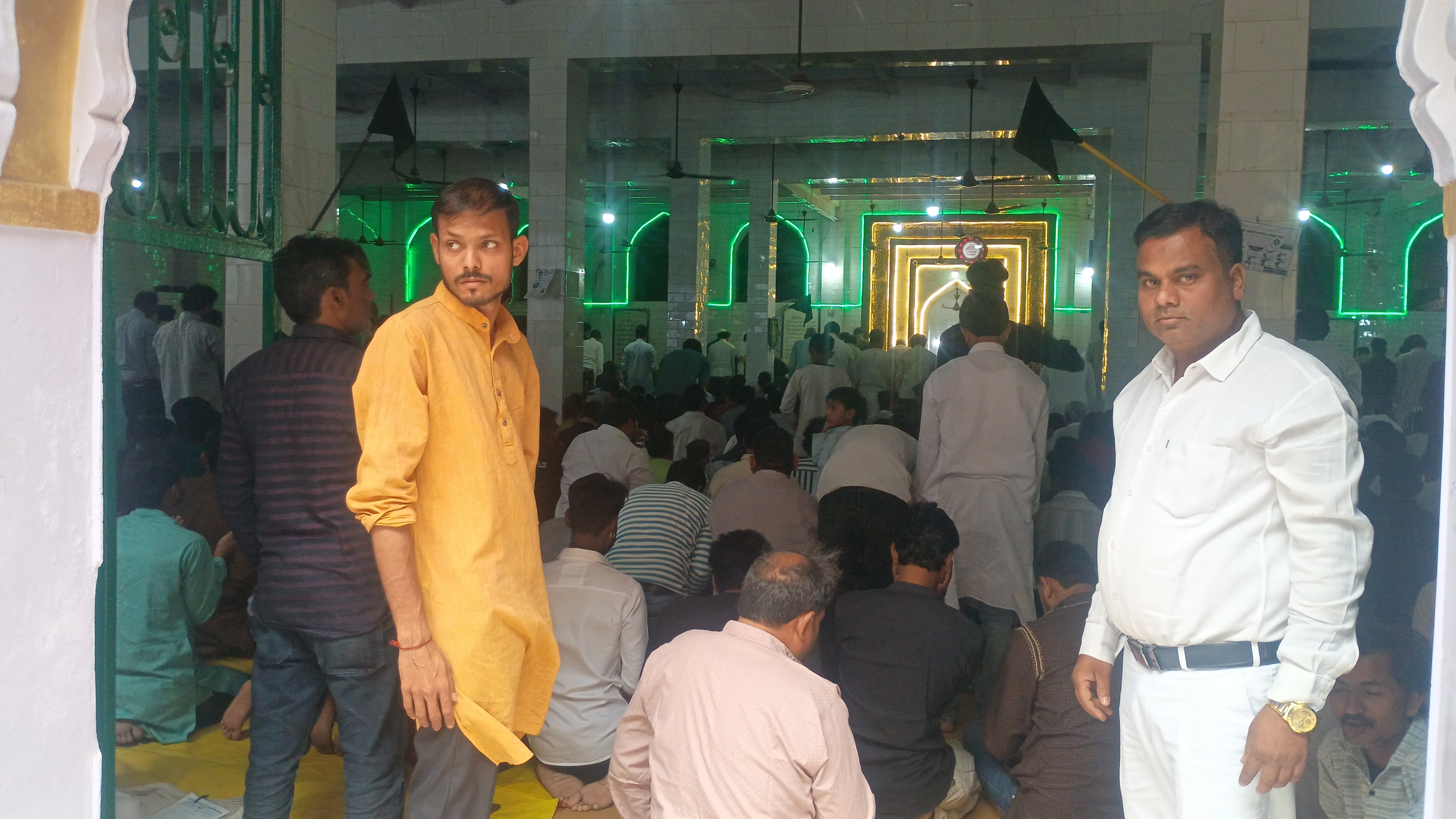 अलविदा जूमे की नमाज अदा करते हुए नमाजी अलविदा जूमे की नमाज अदा करते हुए नमाजी