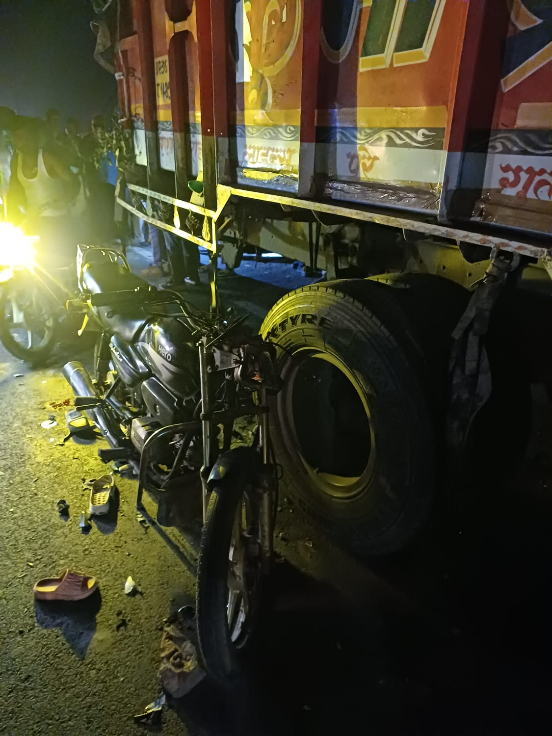 दुर्घटनाग्रस्त बाइक और ट्रक की फोटो