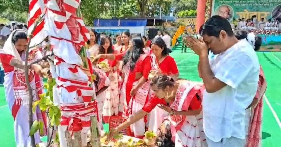 सरना स्थल पर पूजा अर्चना करते हुए