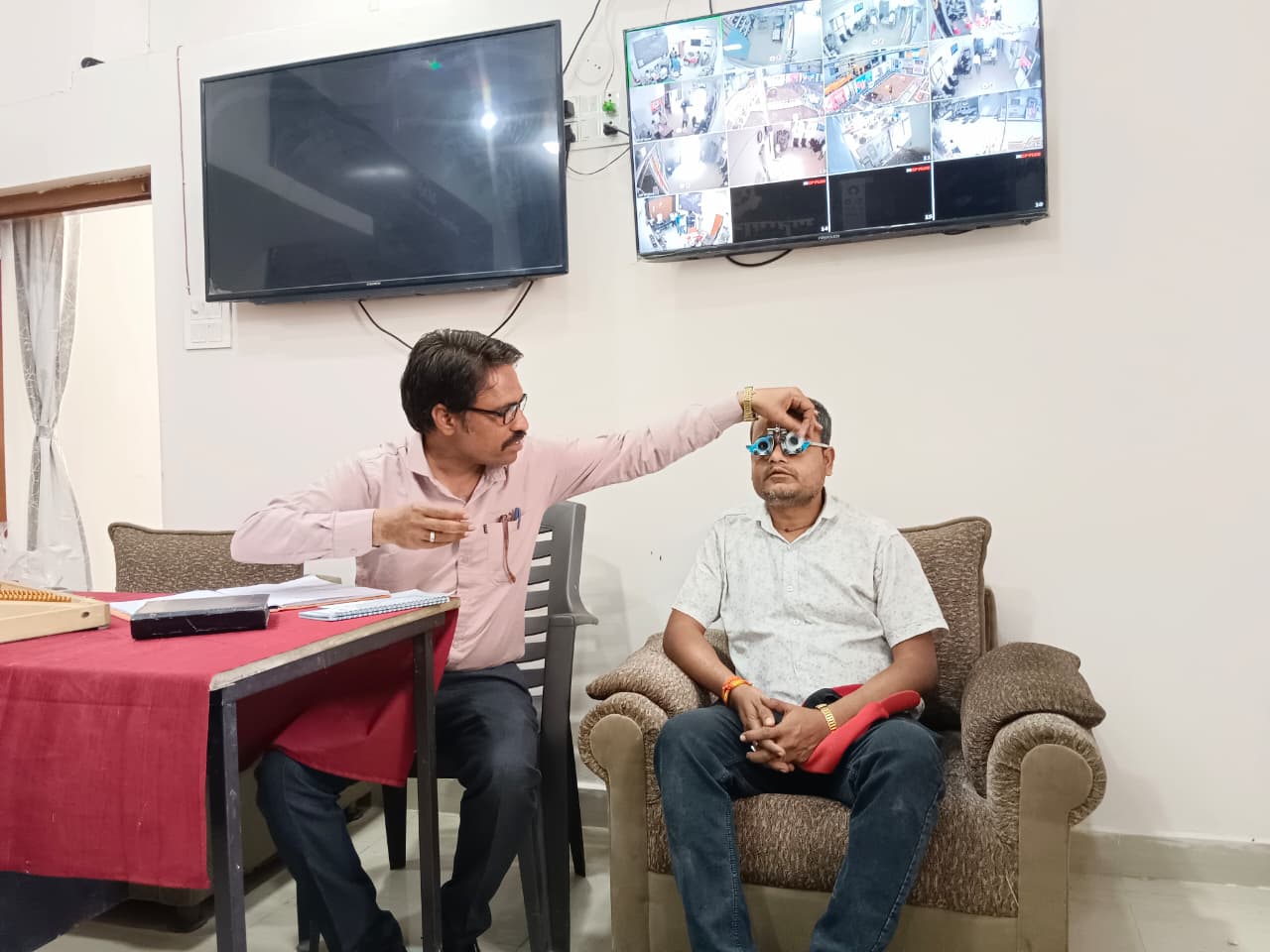 जांच करते हुए