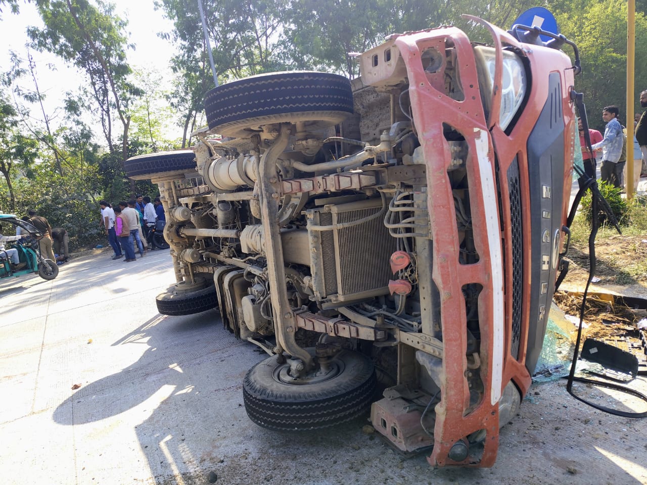 हाईवे पर पलटा हुआ ट्रक हाईवे पर पलटा हुआ ट्रक