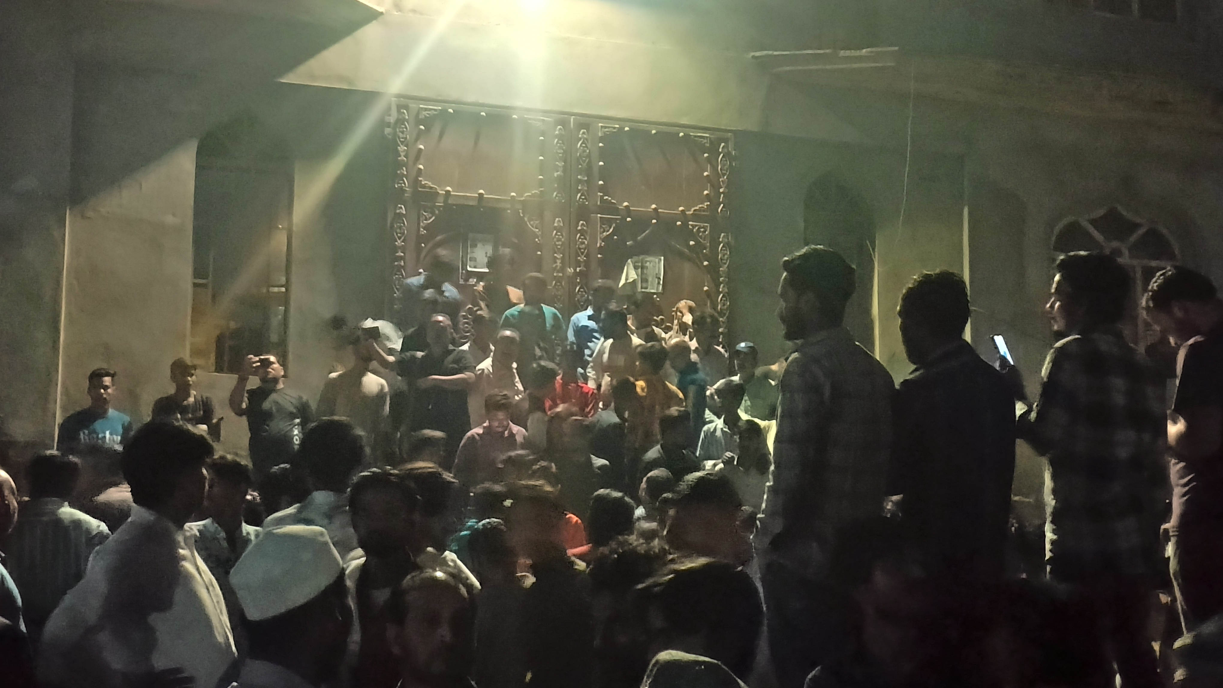 इमामबाड़े के बाहर जमी भीड़