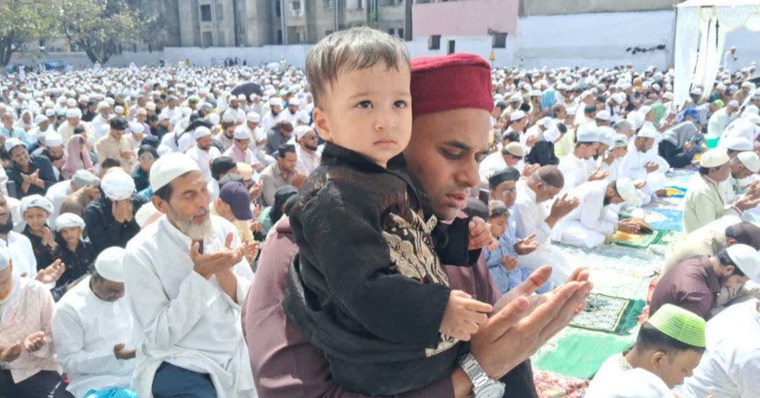 नमाज़ अदा करते