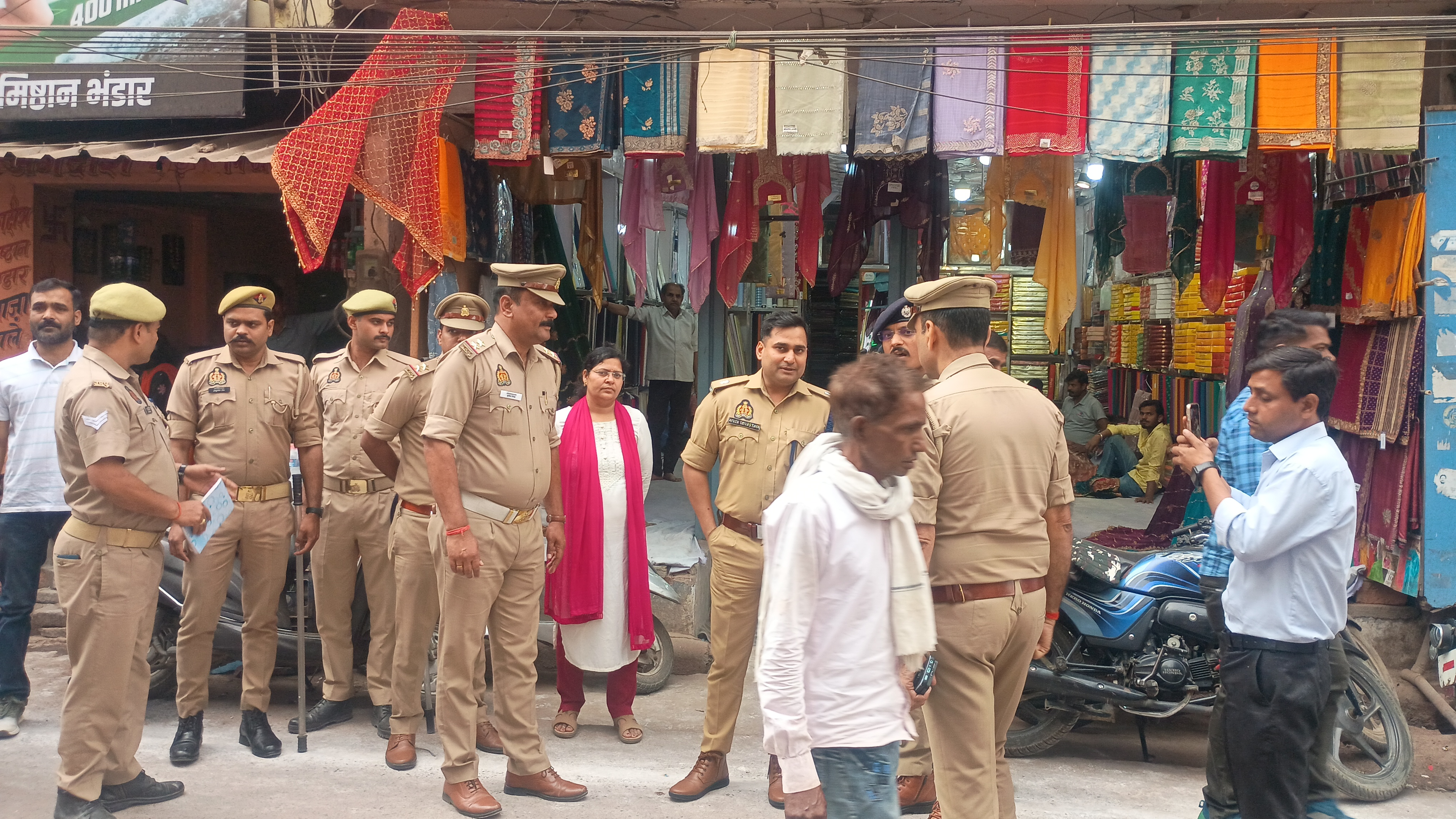 अलविदा जूमे की नमाज को सकुशल संपन्न कराने के लिय पुलिस तैनात अलविदा जूमे की नमाज को सकुशल संपन्न कराने के लिय पुलिस तैनात