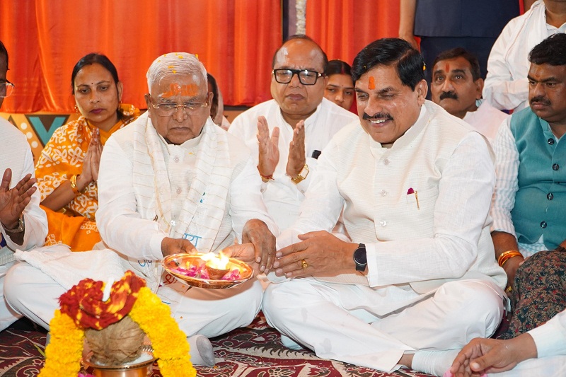 राज्यपाल और मुख्यमंत्री उज्जैन में विकास कार्यों का भूमिपूजन करते हुए राज्यपाल और मुख्यमंत्री उज्जैन में विकास कार्यों का भूमिपूजन करते हुए