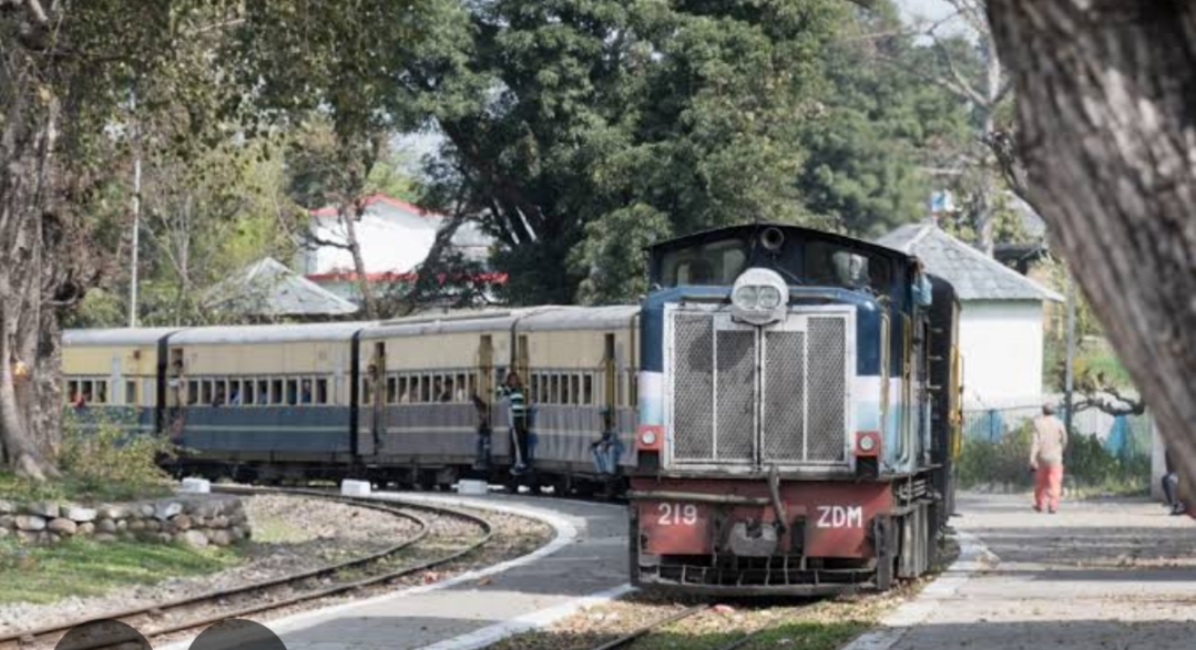 कांगड़ा ट्रैक पर रेल सेवा का दृश्य।