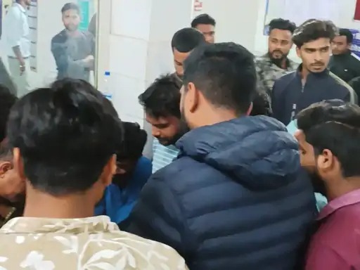 जिला चिकित्सालय में लाेगाें का हुजुम जिला चिकित्सालय में लाेगाें का हुजुम