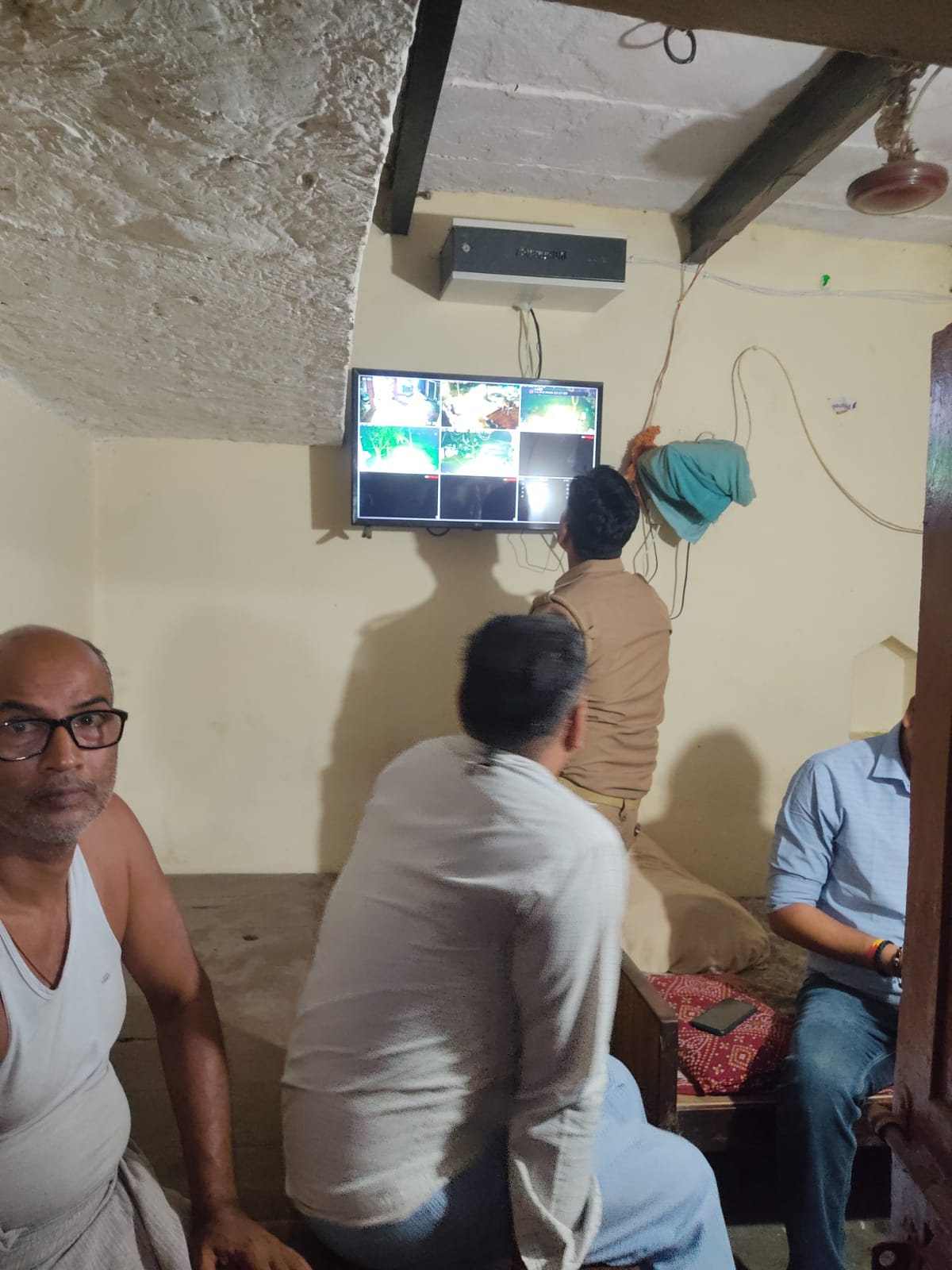 मौके पर पहुंची सीसीटीवी कैमरे से अपराधियों को खोजने का प्रयास करते हुए