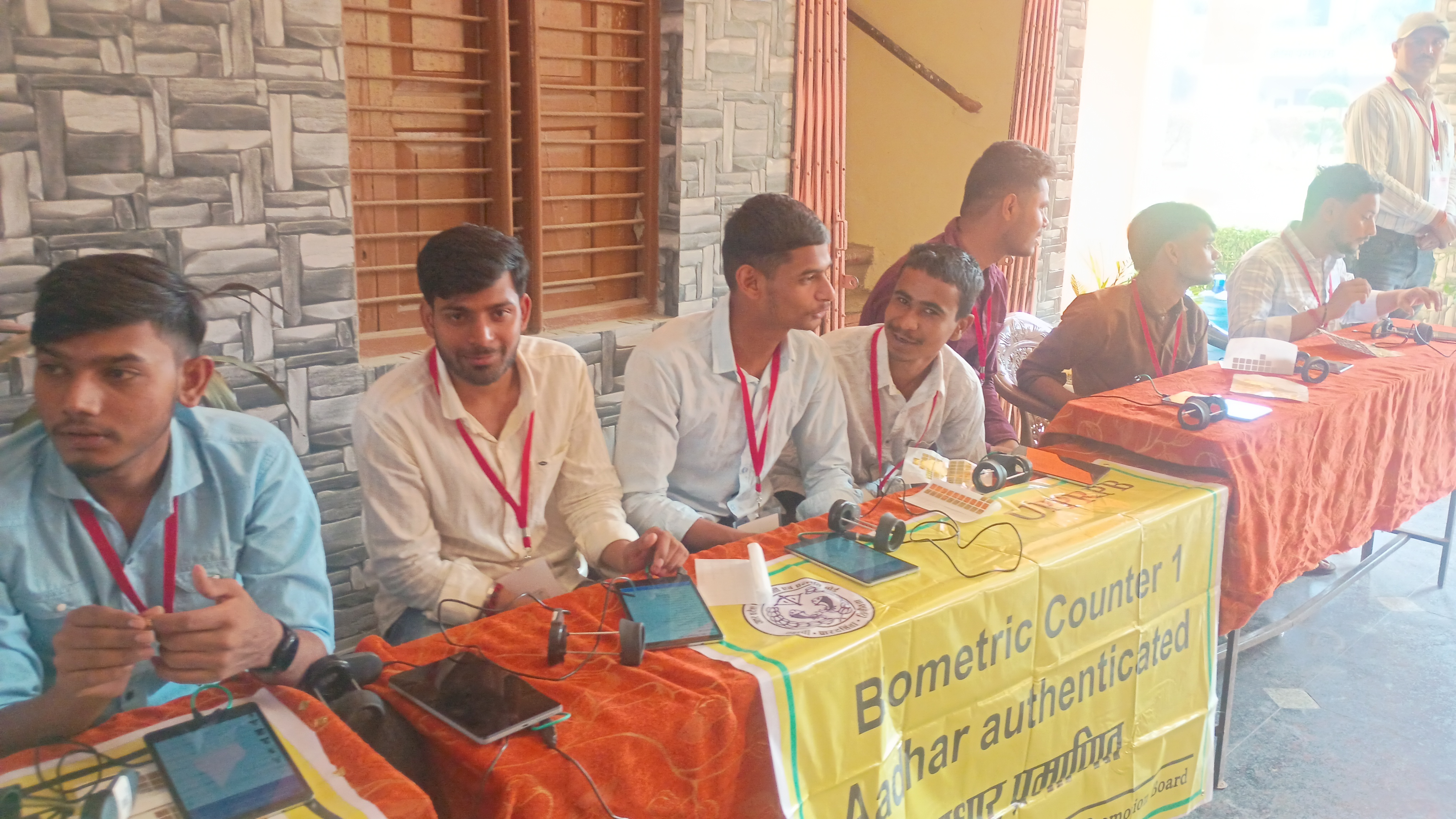 टीडी कॉलेज परीक्षा केंद्र पर चेकिंग के लिय बैठे लोग