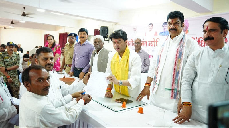 सिंधिया ने बजरंगगढ़ में सुनी आमजन की समस्या